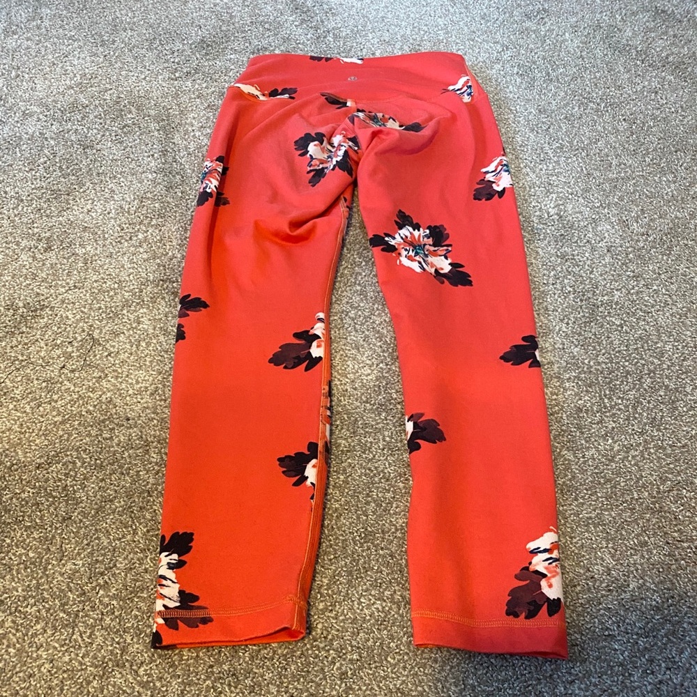 Floral print size 6 Lululemon leggings GUC